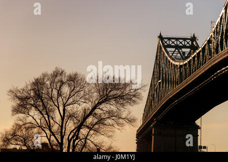 Montreal, CA - 13. April 2017: Jacques-Cartier Brücke bei Sonnenuntergang Stockfoto