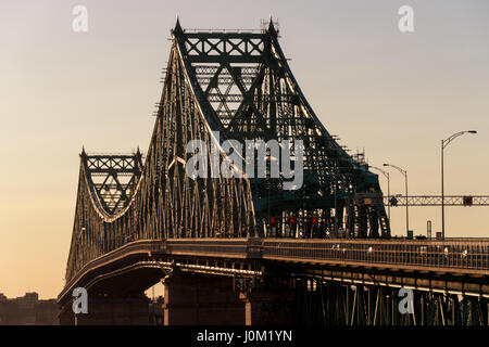 Montreal, CA - 13. April 2017: Jacques-Cartier Brücke bei Sonnenuntergang Stockfoto