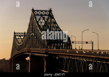 Montreal, CA - 13. April 2017: Jacques-Cartier Brücke bei Sonnenuntergang Stockfoto