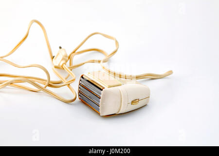 Fünfziger Jahre Elektrorasierer mit Kabel auf weiß Stockfoto