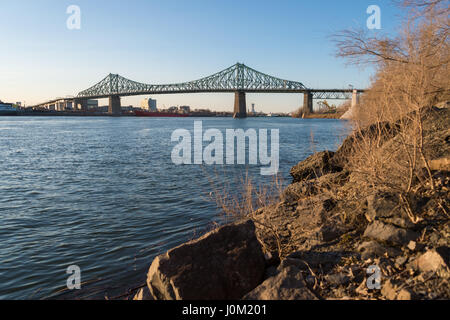 Montreal, CA - 13. April 2017: Jacques-Cartier Brücke und Sankt-Lorenz-Strom. Stockfoto