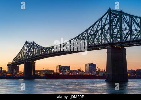 Montreal, CA - 13. April 2017: Jacques-Cartier Brücke und Sankt-Lorenz-Strom. Stockfoto