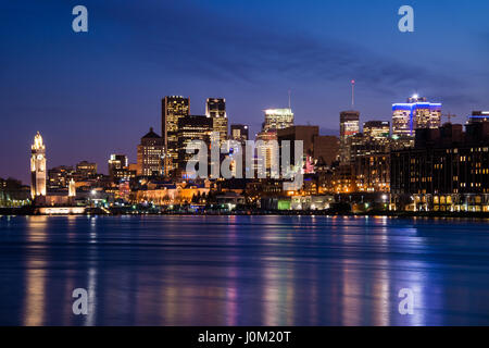 Montreal, CA - 13. April 2017: Montreal Skyline bei Nacht vom Parc Jean Drapeau gesehen Stockfoto