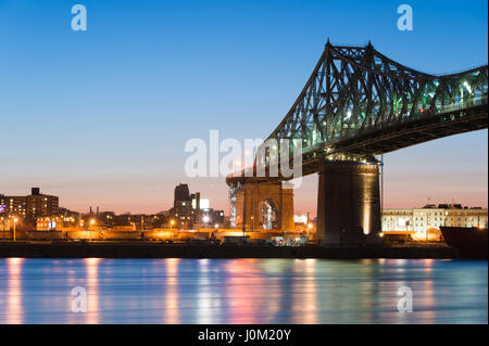 Montreal, CA - 13. April 2017: Jacques-Cartier Brücke und Sankt-Lorenz-Strom. Stockfoto