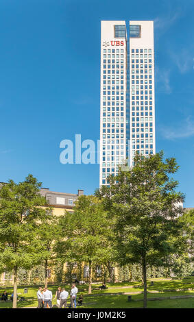 Banker, wobei eine Mittagspause, Opernturm, Opernturm, bank Deutschlandzentrale der Schweizer Ubs im Hintergrund, Bankenviertel Stockfoto