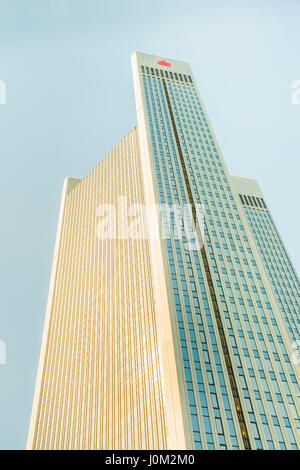 Trianon Tower Bürogebäude mit Logo der Sparkasse, deutschen Sparkasse obenauf Stockfoto