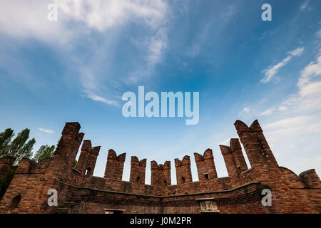 Verona, Italien. Detail des mittelalterlichen steinernen Brücke von Ponte Scaligero, über Etsch, erbaut im 14. Jahrhundert in der Nähe von Castelvecchio Stockfoto