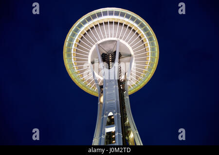 SEATTLE, WASHINGTON, USA - 25. Januar 2017: Space Needle gegen einen dunkelblauen Himmel klare Nacht, von der Erde aus gesehen Stockfoto