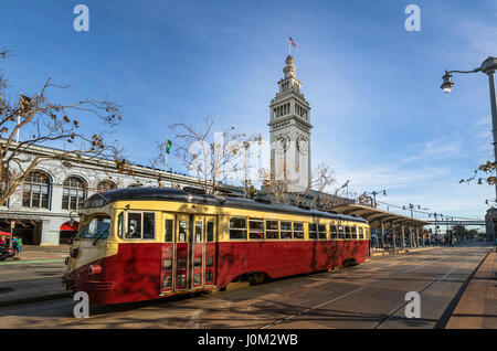 Strassenbahn oder Trollley oder muni Straßenbahn vor San Francisco Ferry Building in Embarcadero - San Francisco, Kalifornien, USA Stockfoto