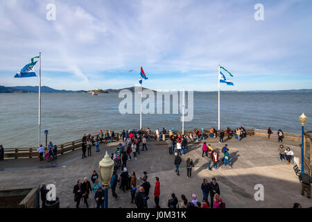 Blick auf Alcatraz Island vom Pier 39 in Fishermans Wharf - San Francisco, Kalifornien, USA Stockfoto