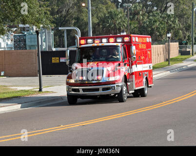 Feuerwehr Fahrzeug mit Blaulicht und Martinshorn Blaulicht hetzt zu einem Notfall in Gainesville, Florida. Stockfoto