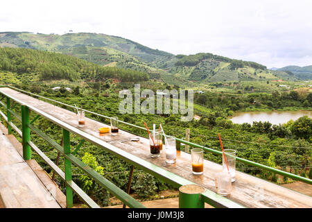 "Arabica" Kaffeeplantage, leere Getränke Gläser, mit Blick auf von mir Linh Kaffeegarten. Stockfoto