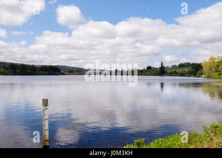 Tiefe Messen für die Messung von Wasser Fuß über Meeresspiegel in Loch Shin unter Lairg Damm. Sutherland, Highland, Schottland, UK, Lairg, Großbritannien Stockfoto