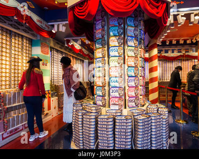 Lissabon, PORTUGAL - 19. Januar 2017: Souvenir-Shop "O Mundo Fantastico da Sardinha Portuguesa" in Lissabon, Portugal. Stockfoto