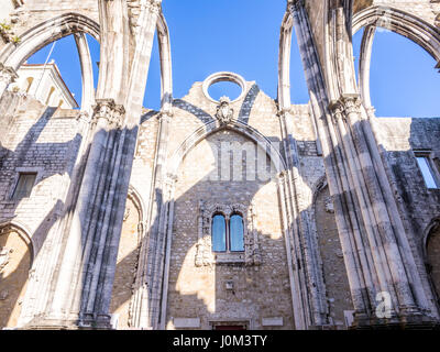 Kloster unserer lieben Frau vom Berge Karmel (Portugiesisch: Convento da Ordem do Carmo) in Lissabon, Portugal Stockfoto