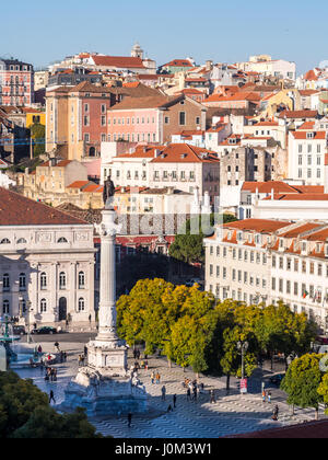 Lissabon, PORTUGAL - 10. Januar 2017: Spalte von Pedro IV am Rossio-Platz (Platz der Pedro IV) in Lissabon von Elevador da Santa Justa Standpunkt aus gesehen. Stockfoto
