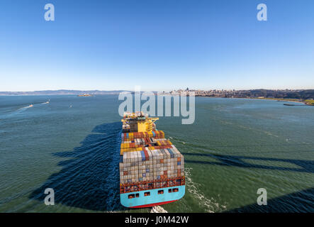 Container-Frachtschiff in der Bucht von San Francisco - San Francisco, Kalifornien, USA Stockfoto