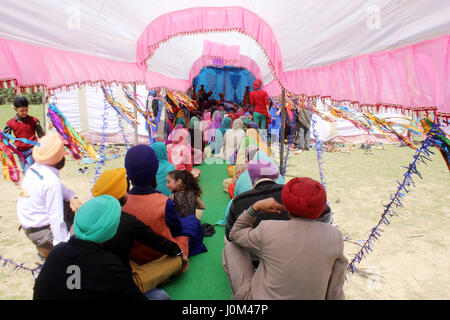 Anantnag, Indien. 14. April 2017. Kashmiri Sikhs versammeln, um Gebete an einen lokalen Gurduwara an Chattisinghpora Anantnag bieten einige 55 km von Srinagar Sommer Hauptstadt von Kaschmir. Das Festival hat besondere Bedeutung für Sikhs, da es der Tag im Jahre 1699, markiert als ihren zehnten Guru Gobind Singh die Reihenfolge der Khalsa, ein Kollegialorgan initiierten Sikhs organisiert. Bildnachweis: Muneeb Ul Islam/Pacific Press/Alamy Live-Nachrichten Stockfoto