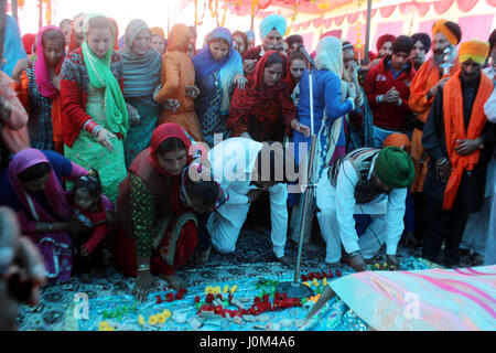 Anantnag, Indien. 14. April 2017. Kashmiri Sikh Anhänger Zahlen achtet auf eine lokale Gurduwara an Chattisinghpora Anantnag einige 55 km von Srinagar Sommer Hauptstadt von Kaschmir. Das Festival hat besondere Bedeutung für Sikhs, da es der Tag im Jahre 1699, markiert als ihren zehnten Guru Gobind Singh die Reihenfolge der Khalsa, ein Kollegialorgan initiierten Sikhs organisiert. Bildnachweis: Muneeb Ul Islam/Pacific Press/Alamy Live-Nachrichten Stockfoto