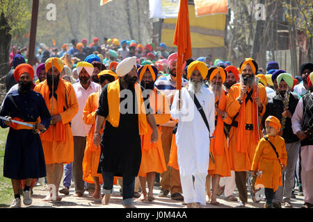 Anantnag, Indien. 14. April 2017. Kashmiri Sikh feiert Baisakhi in Chattisinghpora Anantnag einige 55 km von Srinagar Sommer Hauptstadt von Kaschmir. Das Festival hat besondere Bedeutung für Sikhs, da es der Tag im Jahre 1699, markiert als ihren zehnten Guru Gobind Singh die Reihenfolge der Khalsa, ein Kollegialorgan initiierten Sikhs organisiert. Bildnachweis: Muneeb Ul Islam/Pacific Press/Alamy Live-Nachrichten Stockfoto