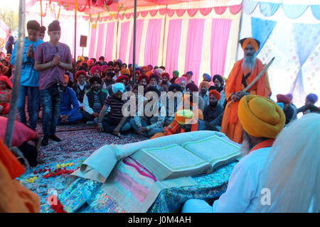 Anantnag, Indien. 14. April 2017. Kashmiri Sikhs bieten gebeten an einer lokalen Gurduwara an Chattisinghpora Anantnag einige 55 km von Srinagar Sommer Hauptstadt von Kaschmir. Das Festival hat besondere Bedeutung für Sikhs, da es der Tag im Jahre 1699, markiert als ihren zehnten Guru Gobind Singh die Reihenfolge der Khalsa, ein Kollegialorgan initiierten Sikhs organisiert. Bildnachweis: Muneeb Ul Islam/Pacific Press/Alamy Live-Nachrichten Stockfoto