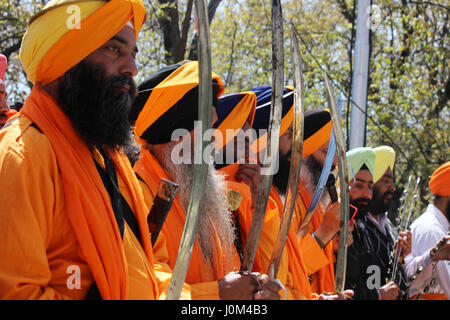 Anantnag, Indien. 14. April 2017. Ein Kaschmir Sikh Nihang (Sikh frommen Kriegers) zahlt Hinsicht an einer lokalen Gurduwara bei Chattisinghpora Anantnag einige 55 km von Srinagar Sommer Hauptstadt von Kaschmir. Das Festival hat besondere Bedeutung für Sikhs, da es der Tag im Jahre 1699, markiert als ihren zehnten Guru Gobind Singh die Reihenfolge der Khalsa, ein Kollegialorgan initiierten Sikhs organisiert. Bildnachweis: Muneeb Ul Islam/Pacific Press/Alamy Live-Nachrichten Stockfoto