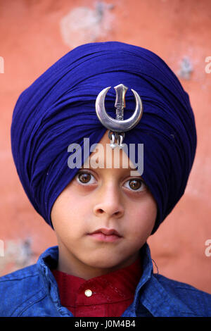 Anantnag, Indien. 14. April 2017. Ein junges Kind Sikh bieten Gebete in einem Sikh-Tempel auf Baisakhi in Chatisinghpora Anantnag einige 55 km von Srinagar der Sommerhauptstadt von Kaschmir. Das Festival hat besondere Bedeutung für Sikhs, da es der Tag im Jahre 1699, markiert als ihren zehnten Guru Gobind Singh die Reihenfolge der Khalsa, ein Kollegialorgan initiierten Sikhs organisiert. Bildnachweis: Muneeb Ul Islam/Pacific Press/Alamy Live-Nachrichten Stockfoto