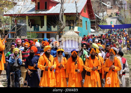 Anantnag, Indien. 14. April 2017. Kashmiri Sikh feiert Baisakhi in Chattisinghpora Anantnag einige 55 km von Srinagar Sommer Hauptstadt von Kaschmir. Das Festival hat besondere Bedeutung für Sikhs, da es der Tag im Jahre 1699, markiert als ihren zehnten Guru Gobind Singh die Reihenfolge der Khalsa, ein Kollegialorgan initiierten Sikhs organisiert. Bildnachweis: Muneeb Ul Islam/Pacific Press/Alamy Live-Nachrichten Stockfoto