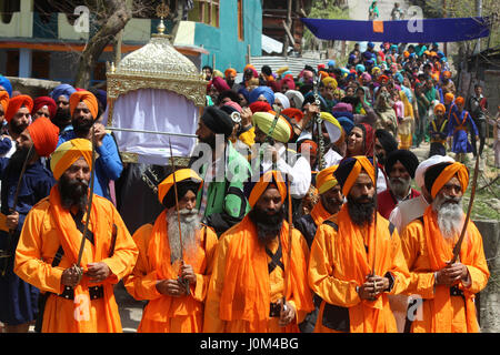 Anantnag, Indien. 14. April 2017. Kashmiri Sikhs versammeln, um Gebete an einen lokalen Gurduwara an Chattisinghpora Anantnag bieten einige 55 km von Srinagar Sommer Hauptstadt von Kaschmir. Das Festival hat besondere Bedeutung für Sikhs, da es der Tag im Jahre 1699, markiert als ihren zehnten Guru Gobind Singh die Reihenfolge der Khalsa, ein Kollegialorgan initiierten Sikhs organisiert. Bildnachweis: Muneeb Ul Islam/Pacific Press/Alamy Live-Nachrichten Stockfoto