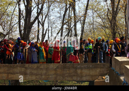 Anantnag, Indien. 14. April 2017. Kashmiri Sikh geht in Richtung der Gurduwara nach dem feiern Baisakhi in Chattisinghpora Anantnag einige 55 km von Srinagar Sommer Hauptstadt von Kaschmir. Das Festival hat besondere Bedeutung für Sikhs, da es der Tag im Jahre 1699, markiert als ihren zehnten Guru Gobind Singh die Reihenfolge der Khalsa, ein Kollegialorgan initiierten Sikhs organisiert. Bildnachweis: Muneeb Ul Islam/Pacific Press/Alamy Live-Nachrichten Stockfoto