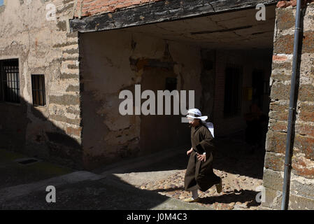 Hiendelaencina, Spanien. 14. April 2017. Kinder können sich in einem Kostüm der Antike während Karfreitag Nachstellungen der Passion Christi in dem kleinen Dorf "Hiendelaencina", Spanien. Bildnachweis: Jorge Sanz/Pacific Press/Alamy Live-Nachrichten Stockfoto