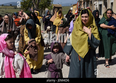 Hiendelaencina, Spanien. 14. April 2017. Frauen tragen Kostüme der Antike während Karfreitag Nachstellungen der Passion Christi in dem kleinen Dorf "Hiendelaencina", Spanien. Bildnachweis: Jorge Sanz/Pacific Press/Alamy Live-Nachrichten Stockfoto