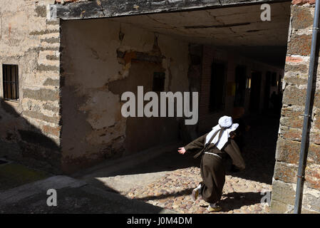 Hiendelaencina, Spanien. 14. April 2017. Kinder können sich in einem Kostüm der Antike während Karfreitag Nachstellungen der Passion Christi in dem kleinen Dorf "Hiendelaencina", Spanien. Bildnachweis: Jorge Sanz/Pacific Press/Alamy Live-Nachrichten Stockfoto