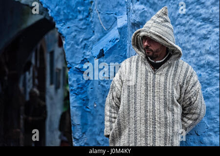 CHEFCHAOUEN, Marokko – 19. Februar 2017: Ein unbekannter Mann in typisch marokkanischen Kleidung, in einer Straße in der blauen Medina von Chefchaouen, Marokko Stockfoto