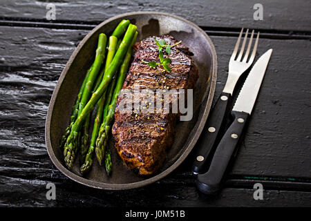 Steak mit grünem Spargel Stockfoto