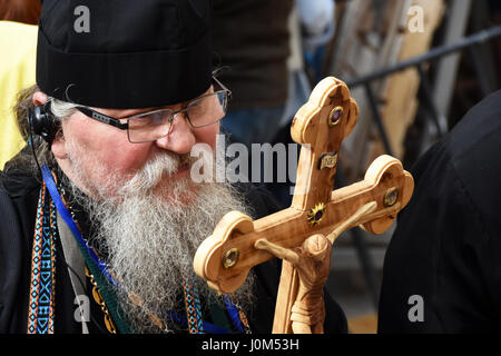 Via Dolorosa Pilger hält Kreuz Jerusalem Stockfoto