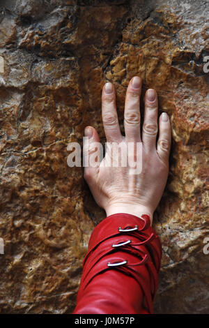 Ein Pilger segnet ein Kreuz mit Jesus Hand drucken, in der Via Dolorosa Station 5, Stockfoto