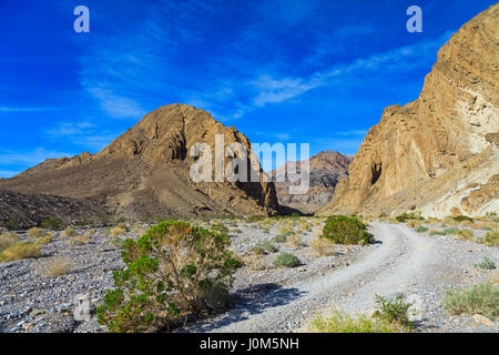 Dies ist ein Blick auf Loch in der Wand Straße, da es durch das eigentliche Loch in der Wand oder Lücke in den Bergen in Death Valley Nationalpark, CA geht. Stockfoto