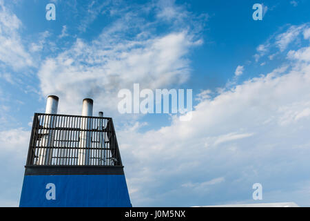 An Bord, Schornstein einer Fähre oder Kreuzfahrtschiff, schwarzer Rauch. Belastet die Atmosphäre auch um Urlaub, aus geschäftlichen Gründen reisen. Stockfoto