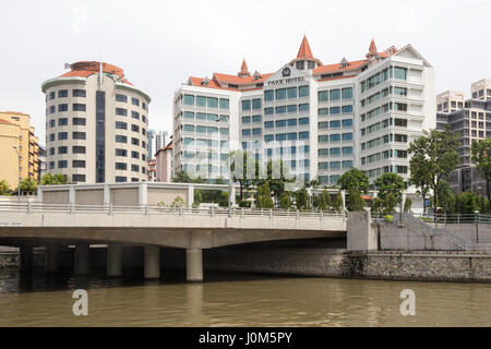 Das Park Hotel und den Singapore River an Robertsons Quay, Singapur Stockfoto