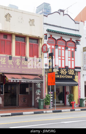 Chinesischen Geschäftshäusern auf der South Bridge Road, Chinatown, Singapur Stockfoto