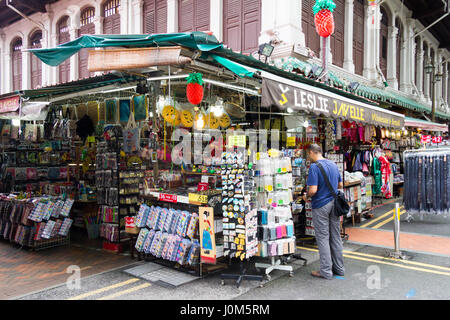 Mann sucht im Souvenir-Shop auf der Ecke von Smith und Trengganu Street, Chinatown, Singapur Stockfoto