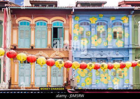 Bunten chinesischen Shophouses und Laternen in Pagoda Street, Chinatown, Singapur Stockfoto