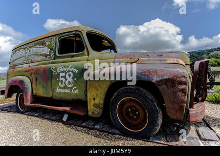 Oldtimer LKW bei Gundlach Bundschu Weingut, Sonoma, USA. Stockfoto