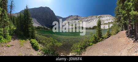 Fenster-Bergsee Gewässer Rand von Eastern Trail Stockfoto