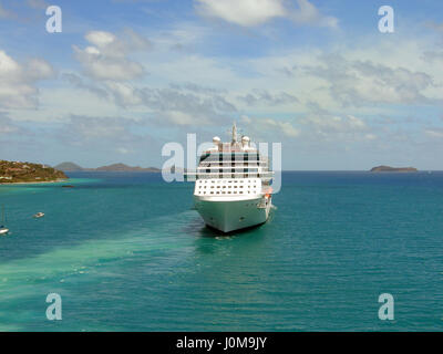 Celebrity Solstice Kreuzfahrtschiff kommend in den Hafen von Tortola Stockfoto