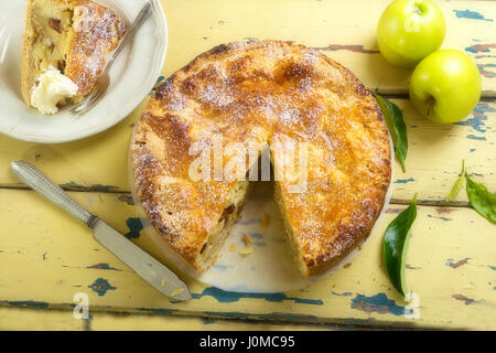 Apfelkuchen mit Sahne in Scheiben geschnitten auf hölzernen Hintergrund Stockfoto