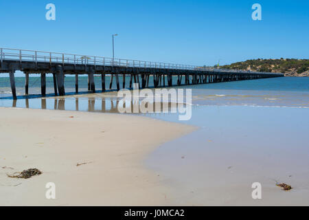 Victor Harbor Steg bei Ebbe, mit Blick auf Granite Island, Fleurieu Peninsula, South Australia Stockfoto