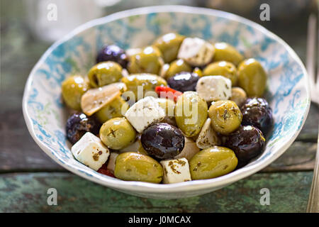 Schwarz grüne Oliven mit Frischkäse Stockfoto