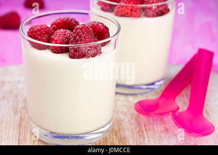 Panna cotta Dessert mit Himbeeren Stockfoto